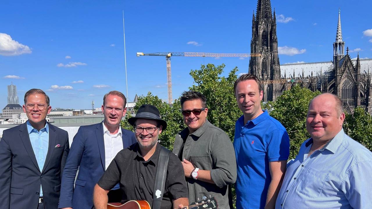 Björn Heuser (3.v.l.) und das Team aus Künstlern, Veranstaltern und Sponsoren im Portrait.