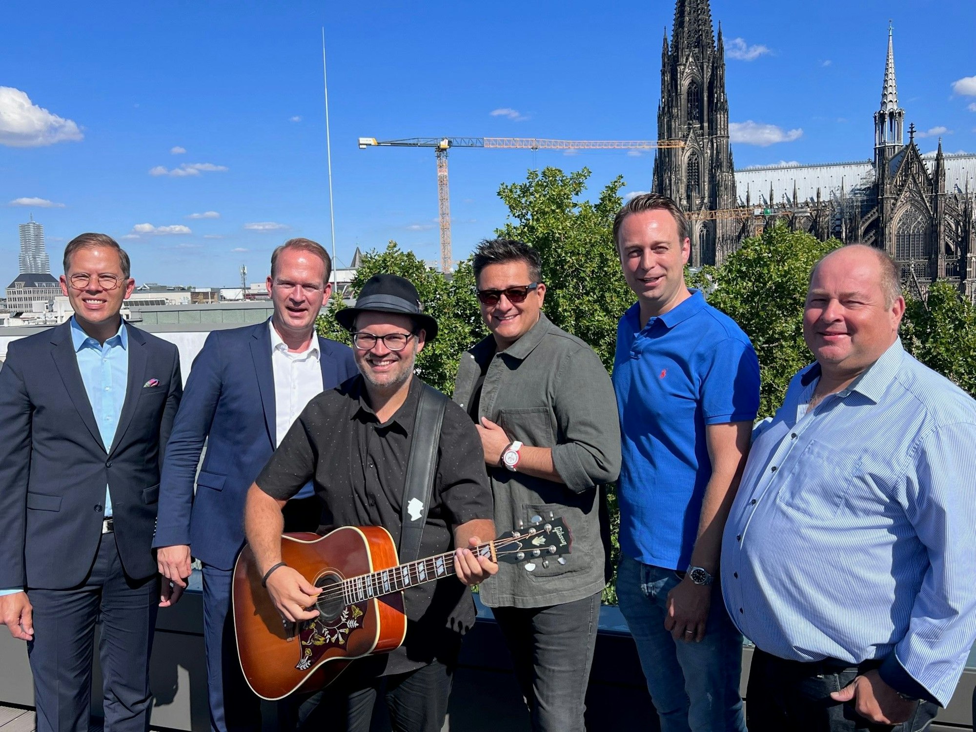 Björn Heuser (3.v.l.) und das Team aus Künstlern, Veranstaltern und Sponsoren im Portrait.