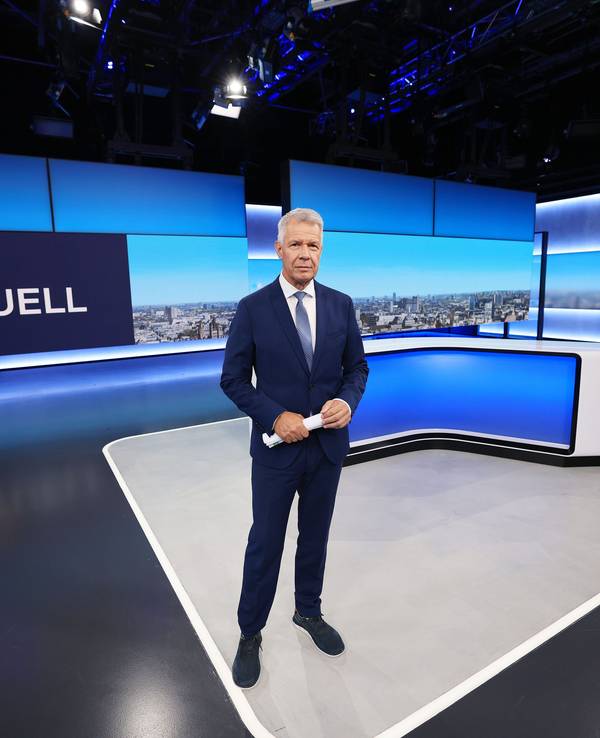 Peter Kloeppel steht im neuen Studio von RTL Aktuell in Köln-Deutz.