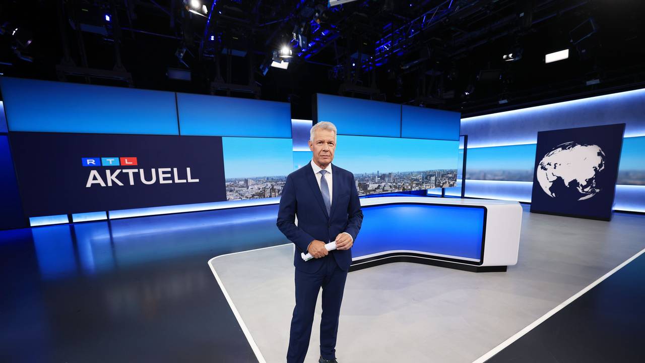 Peter Kloeppel steht im neuen Studio von RTL Aktuell in Köln-Deutz.