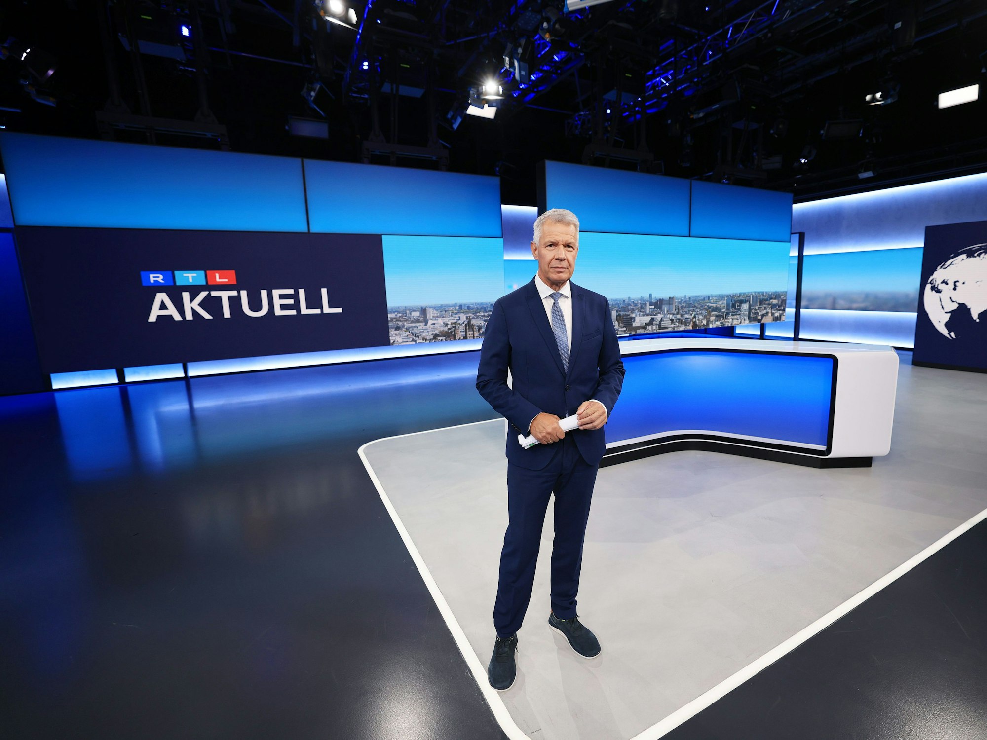 Peter Kloeppel steht im neuen Studio von RTL Aktuell in Köln-Deutz.