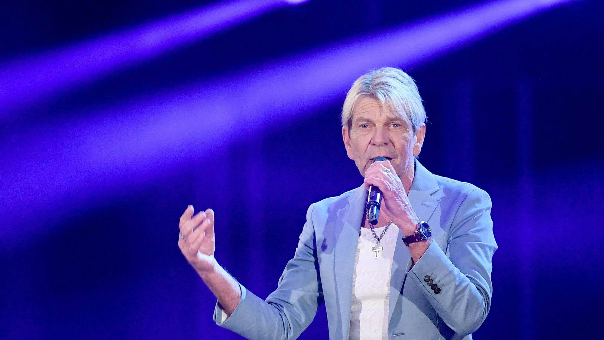 Matthias Reim steht bei der Show „Schlagerchampions – Das große Fest der Besten“ auf der Bühne.