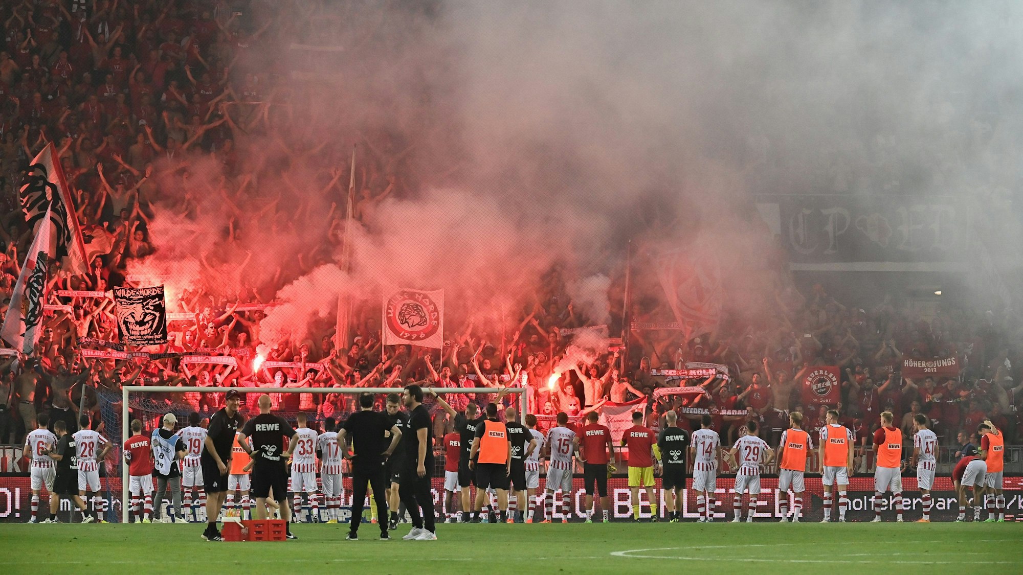So feierten der 1. FC Köln und seine Fans am 25. August 2022 den Einzug in die Conference-League-Gruppenphase nach dem Playoff-Rückspiel in Székesfehérvár.