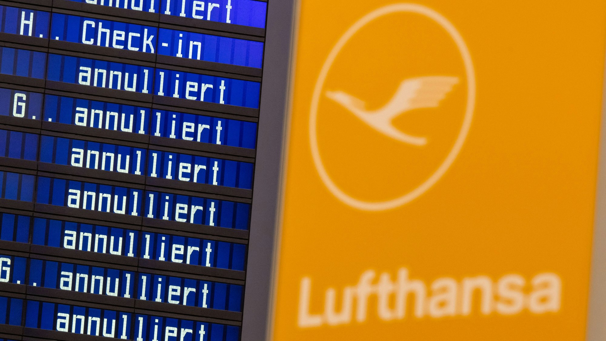 Anzeigentafeln zeigen „annulliert“ am Flughafen München an.