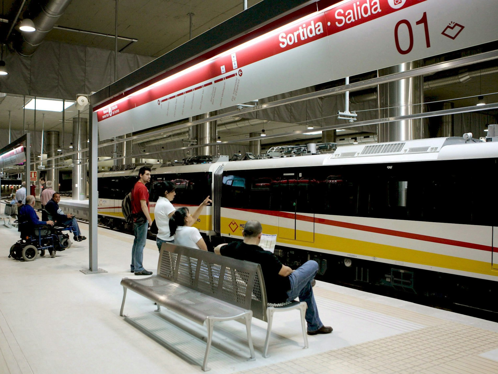Die U-Bahn steht an einer Station auf Mallorca.