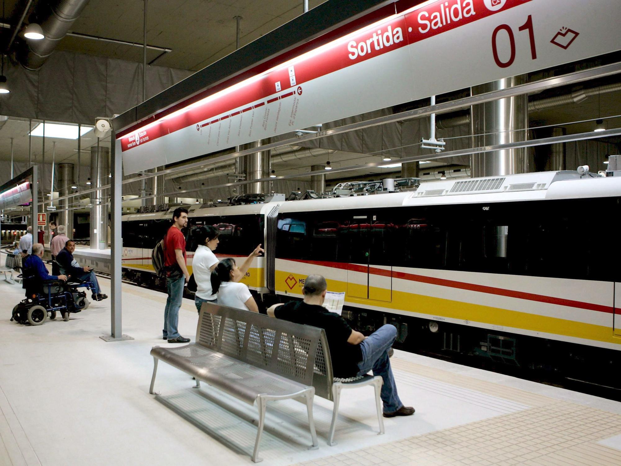 Die U-Bahn steht an einer Station auf Mallorca.