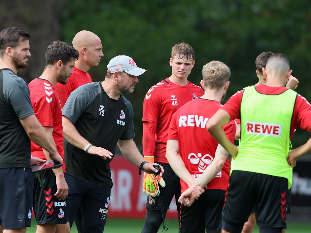 Steffen Baumgart hält im Training des 1. FC Köln eine Ansprache.