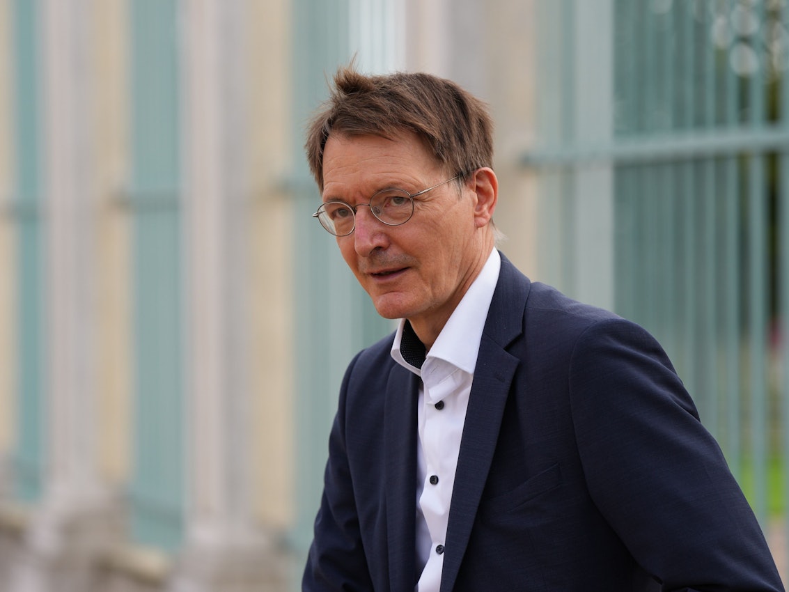 Karl Lauterbach (SPD), Bundesminister für Gesundheit, kommt zur Klausur des Bundeskabinetts in Schloss Meseberg.