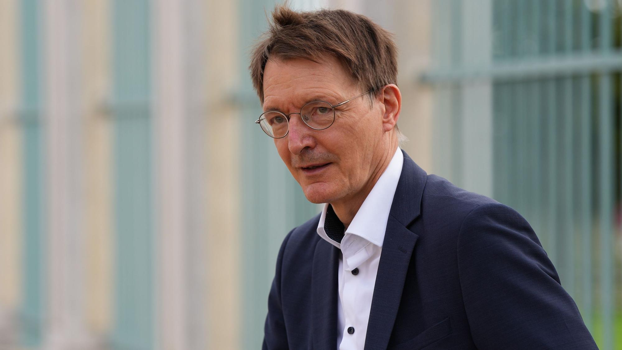 Karl Lauterbach (SPD), Bundesminister für Gesundheit, kommt zur Klausur des Bundeskabinetts in Schloss Meseberg.