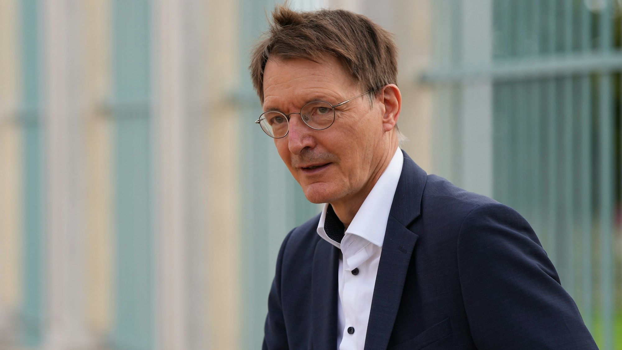 Karl Lauterbach (SPD), Bundesminister für Gesundheit, kommt zur Klausur des Bundeskabinetts in Schloss Meseberg.