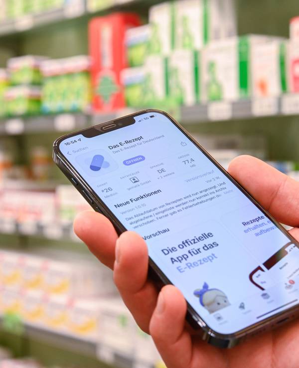 Um E-Rezepte per Smartphone einlösen zu können, benötigen gesetzlich Versicherte die App „Das E-Rezept“ der Gematik.