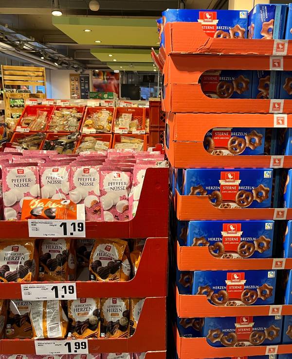 Lebkuchen und Pfeffernüsse stehen verkaufsbereit in einem Rewe-Markt in Düren.