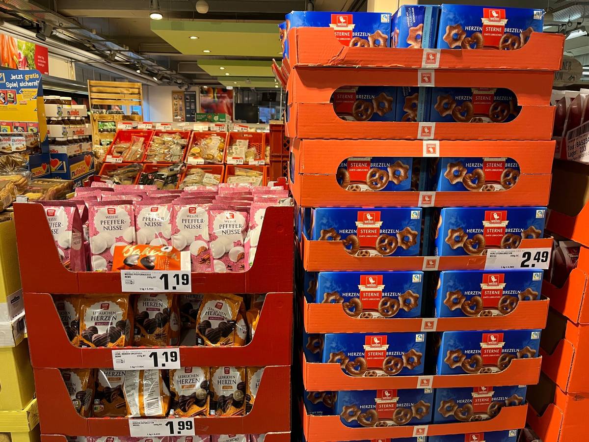 Lebkuchen und Pfeffernüsse stehen verkaufsbereit in einem Rewe-Markt in Düren.