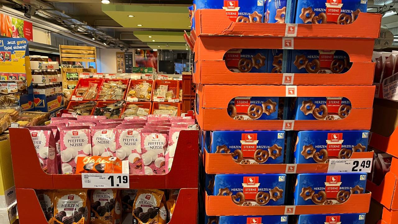 Lebkuchen und Pfeffernüsse stehen verkaufsbereit in einem Rewe-Markt in Düren.