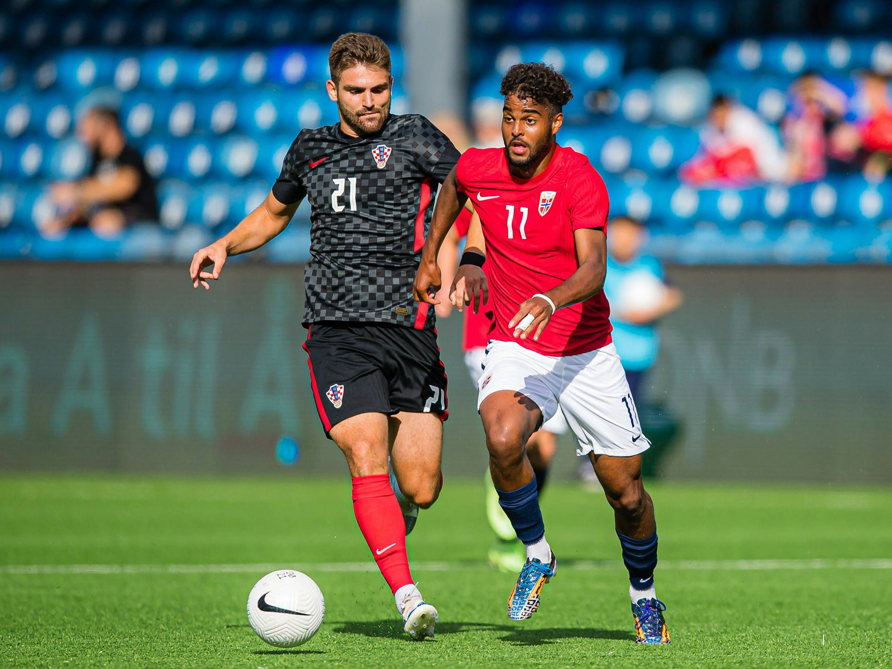 Nikola Soldo (l.) im Einsatz für die U21 Kroatiens, am 3. Juni 2022 gegen Emil Konradsen Ceide und Norwegen