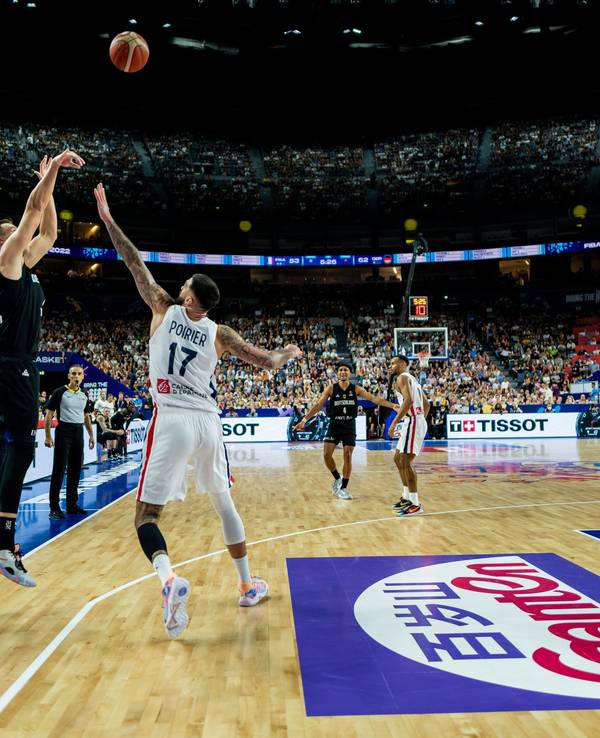 Wurfversuch aus dem deutschen Auftakt-Spiel in die Basketball-EM in Köln gegen Frankreich