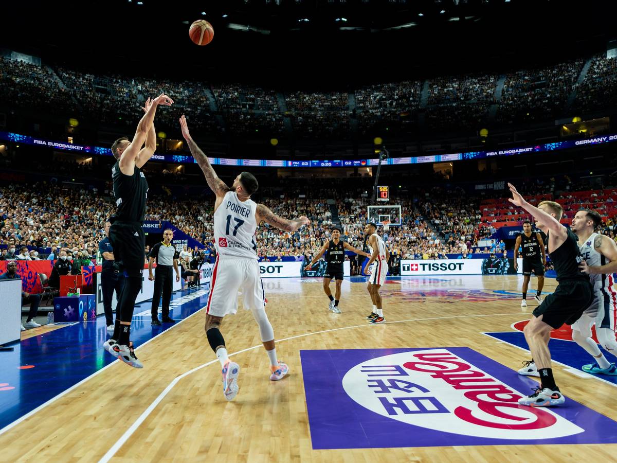 Wurfversuch aus dem deutschen Auftakt-Spiel in die Basketball-EM in Köln gegen Frankreich