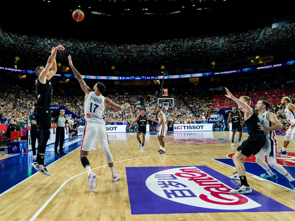 Wurfversuch aus dem deutschen Auftakt-Spiel in die Basketball-EM in Köln gegen Frankreich