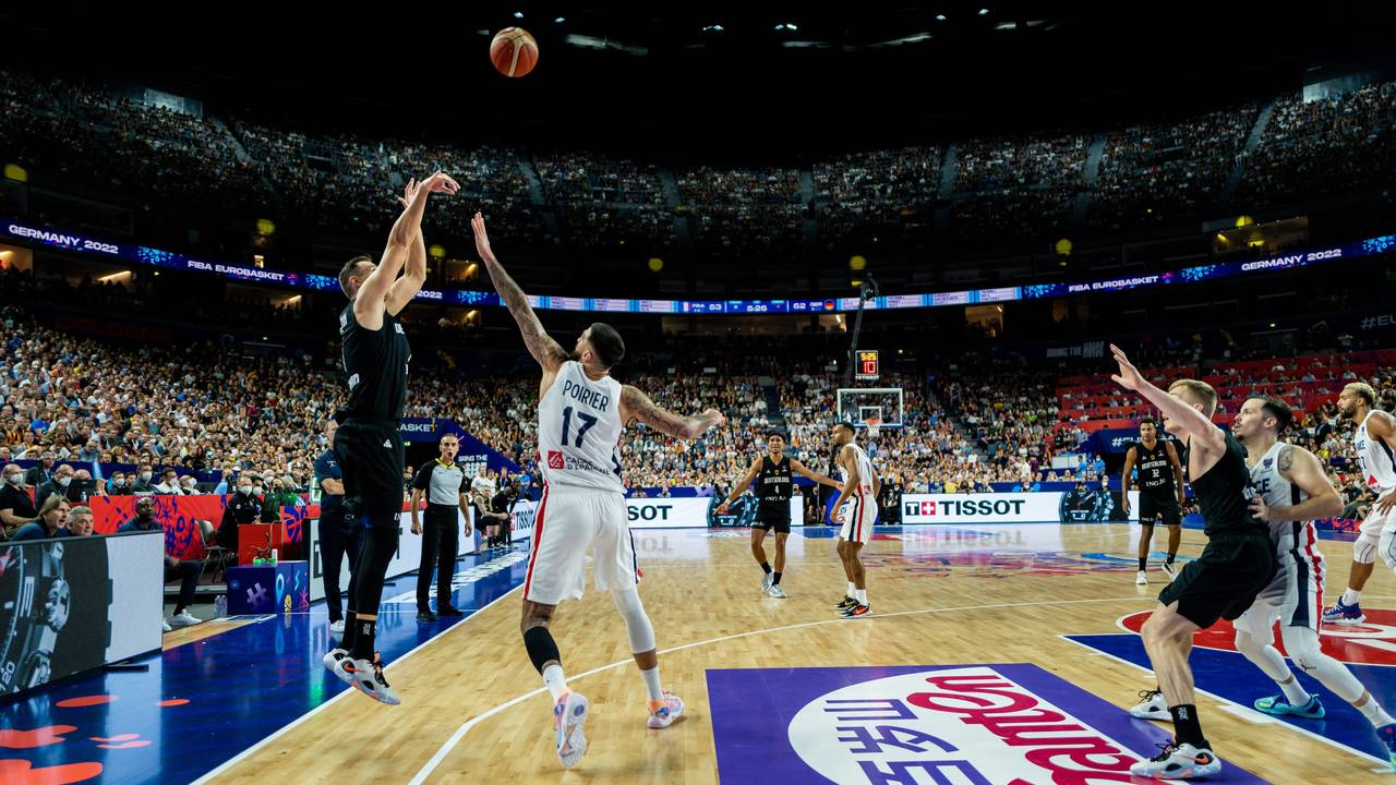 Wurfversuch aus dem deutschen Auftakt-Spiel in die Basketball-EM in Köln gegen Frankreich