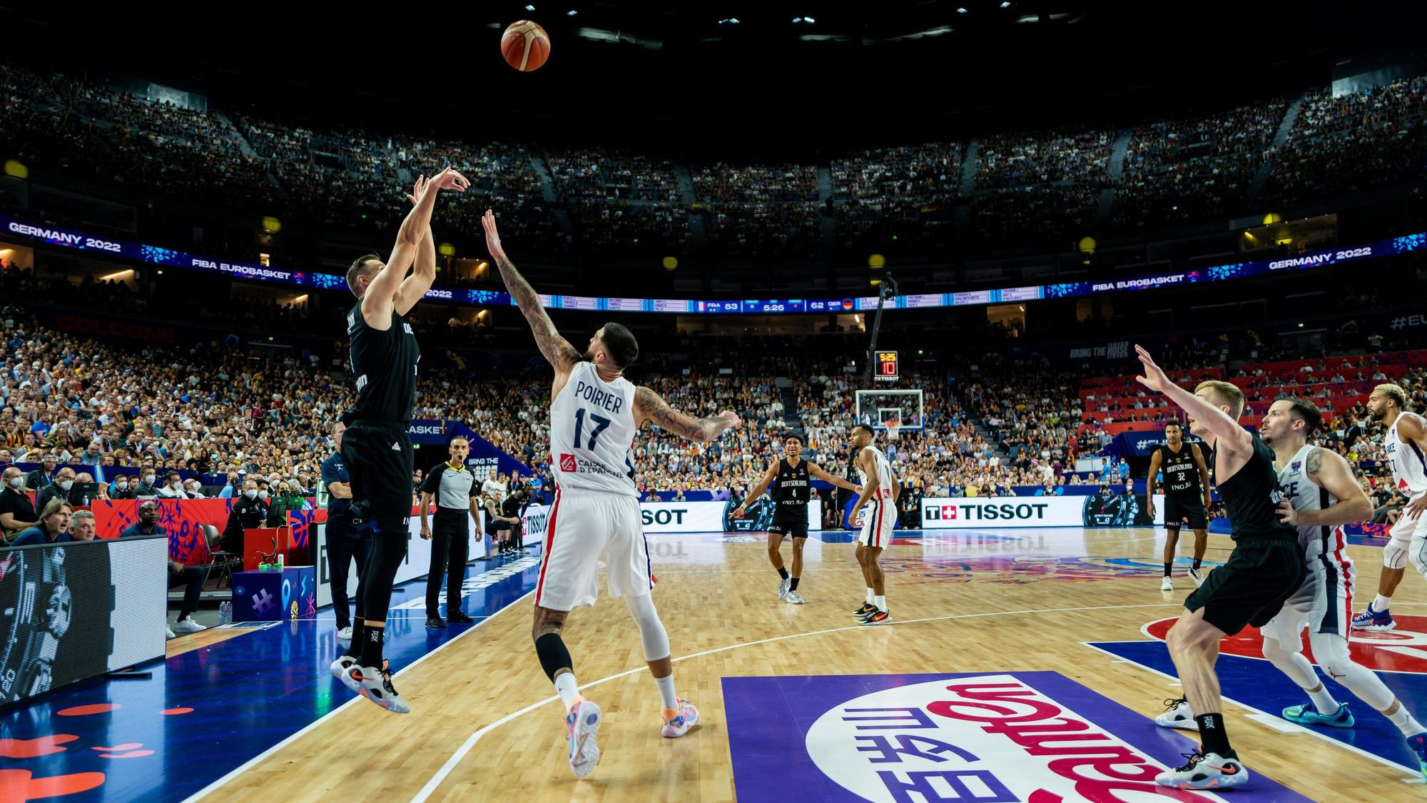 Wurfversuch aus dem deutschen Auftakt-Spiel in die Basketball-EM in Köln gegen Frankreich