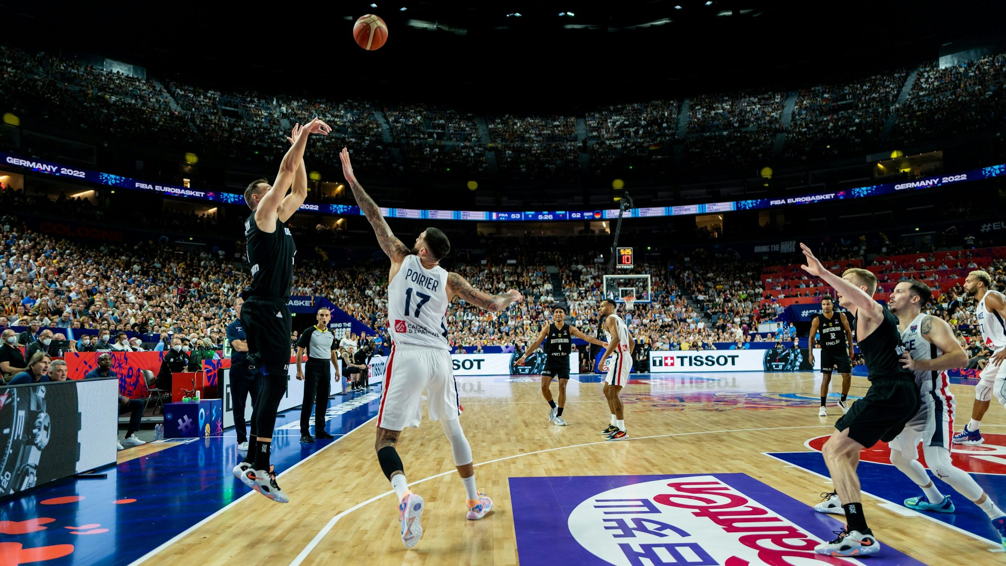 Wurfversuch aus dem deutschen Auftakt-Spiel in die Basketball-EM in Köln gegen Frankreich