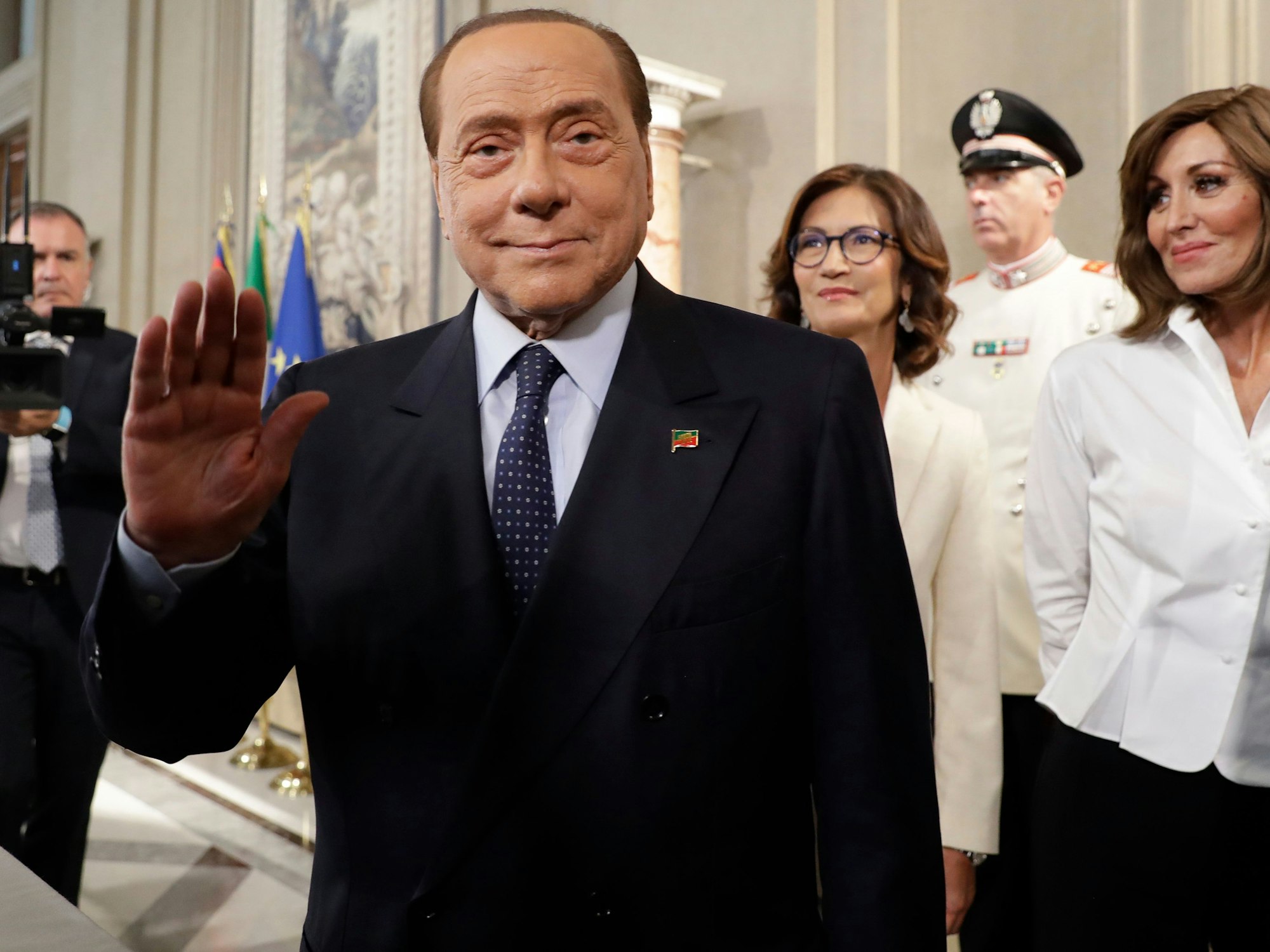Auf diesem Bild vom 28. August 2018 winkt Silvio Berlusconi nach einem Gespräch mit dem italienischen Staatspräsidenten Sergio Mattarella in die Kamera.