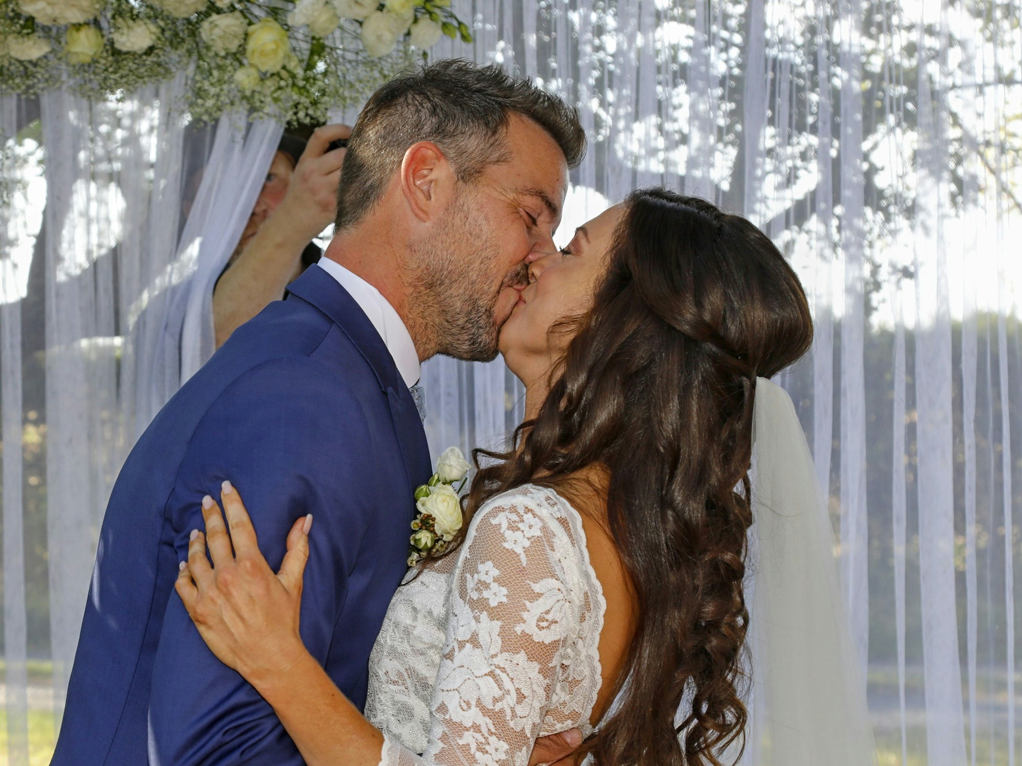 Nadine Fiegen und Torben Klein küssen sich während ihrer Trauung.