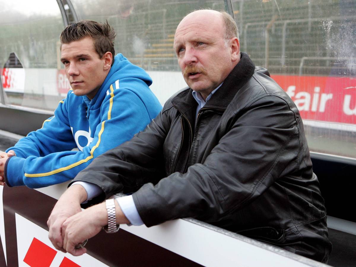 Dieter und Denis Epstein sitzen nebeneinander hinter der Stadion-Bande.