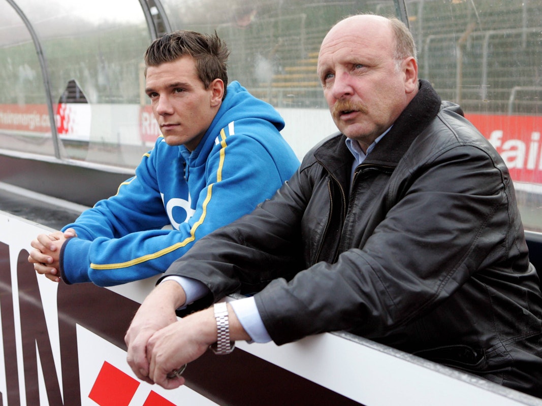 Dieter und Denis Epstein sitzen nebeneinander hinter der Stadion-Bande.