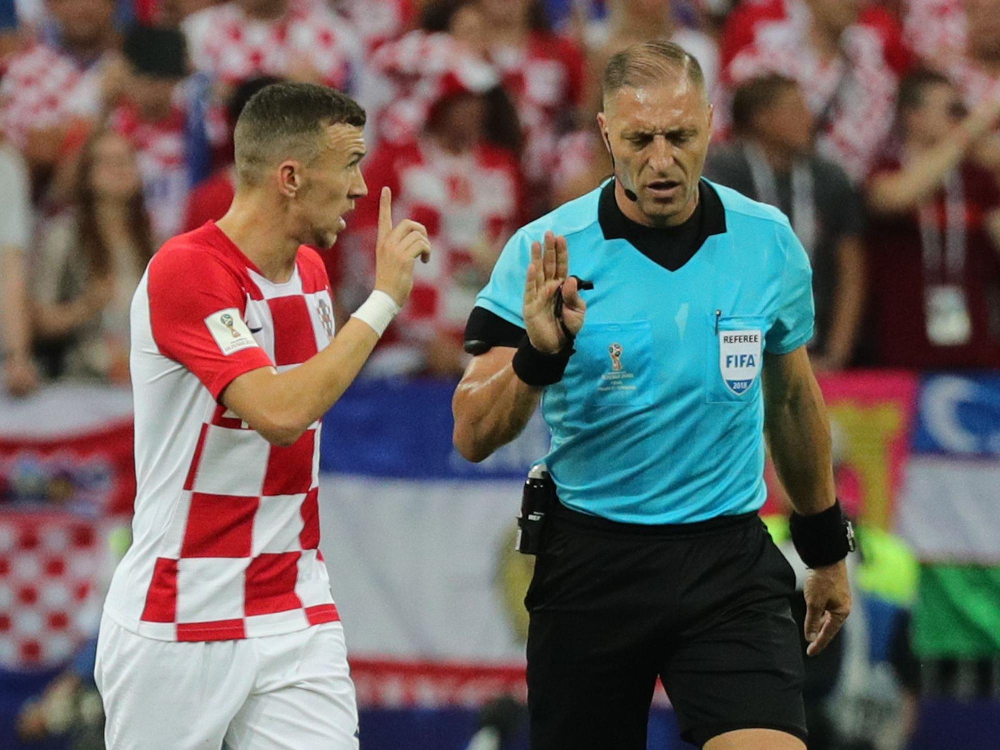 Ivan Perisic aus Kroatien (l) im Gespräch mit Schiedsrichter Nestor Pitana aus Argentinien.