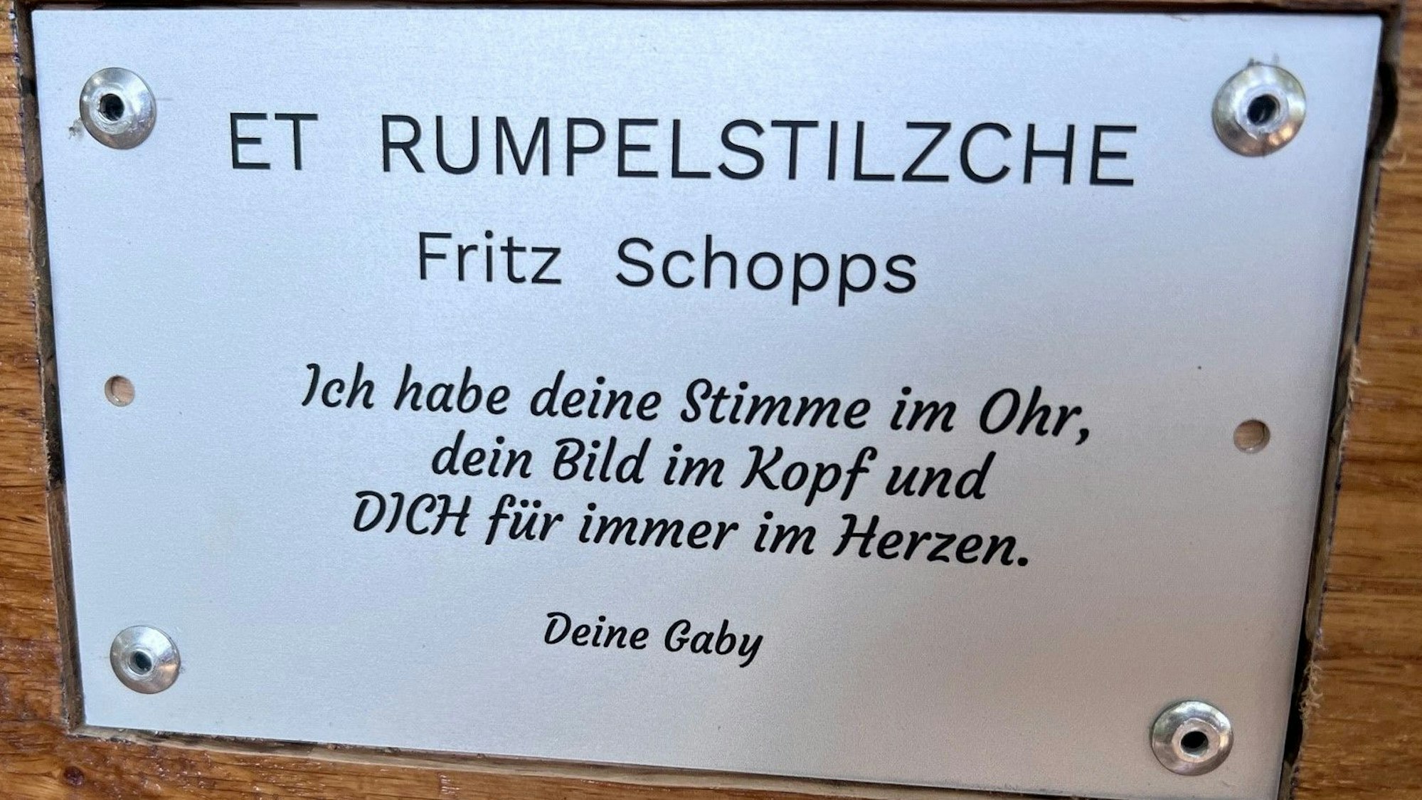 Plakette von Gaby Schopps auf der Rumpelbank in Köln-Dünnwald.