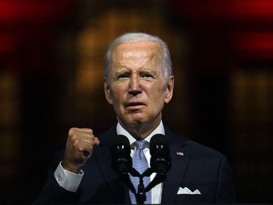 Joe Biden ballt bei seiner Rede am 1. September 2022 in Philadelphia seine Faust.