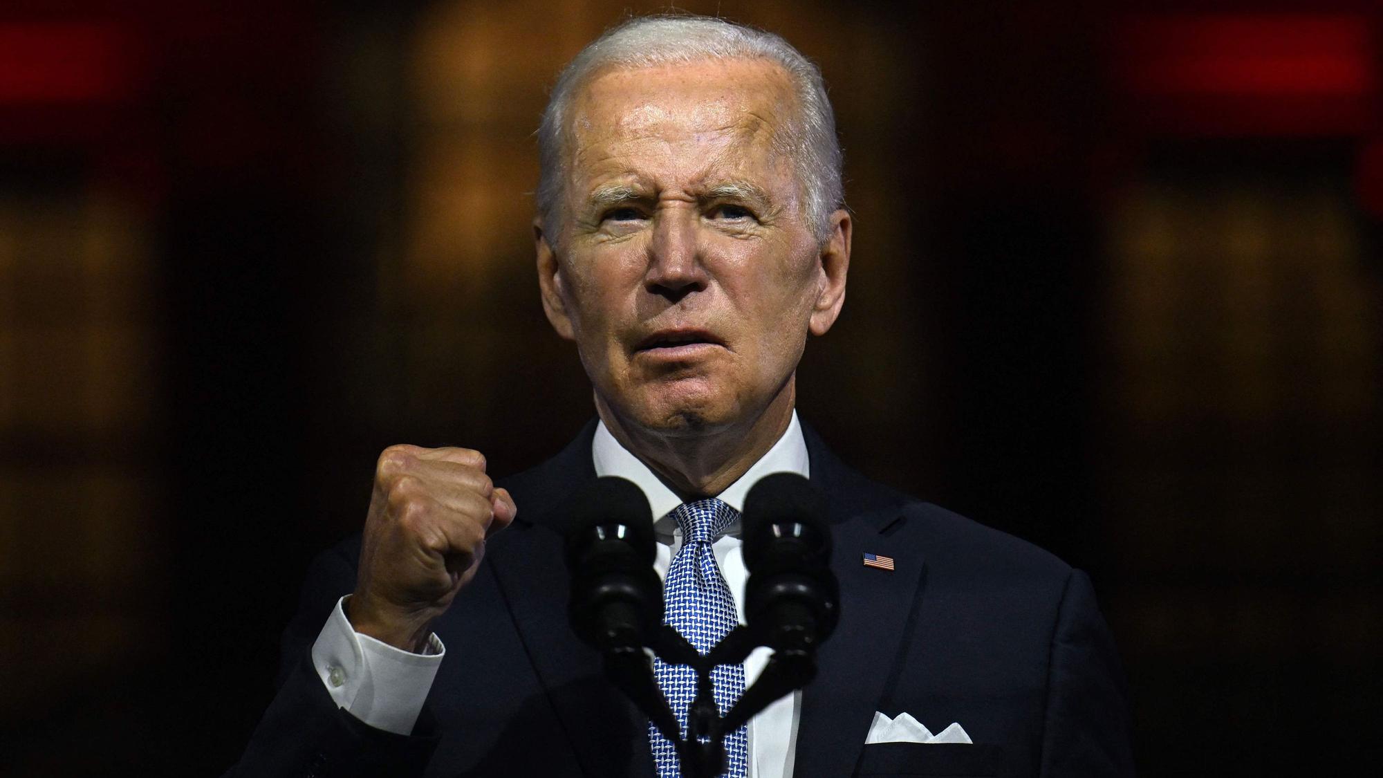 Joe Biden ballt bei seiner Rede am 1. September 2022 in Philadelphia seine Faust.