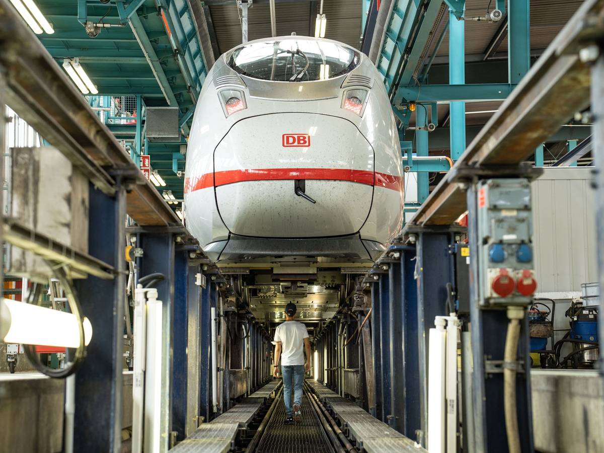 Der ICE 3 Neo steht auf den Schienen in der Werkstatt und kann auch bei Bedarf von unten angeschaut und repariert werden.