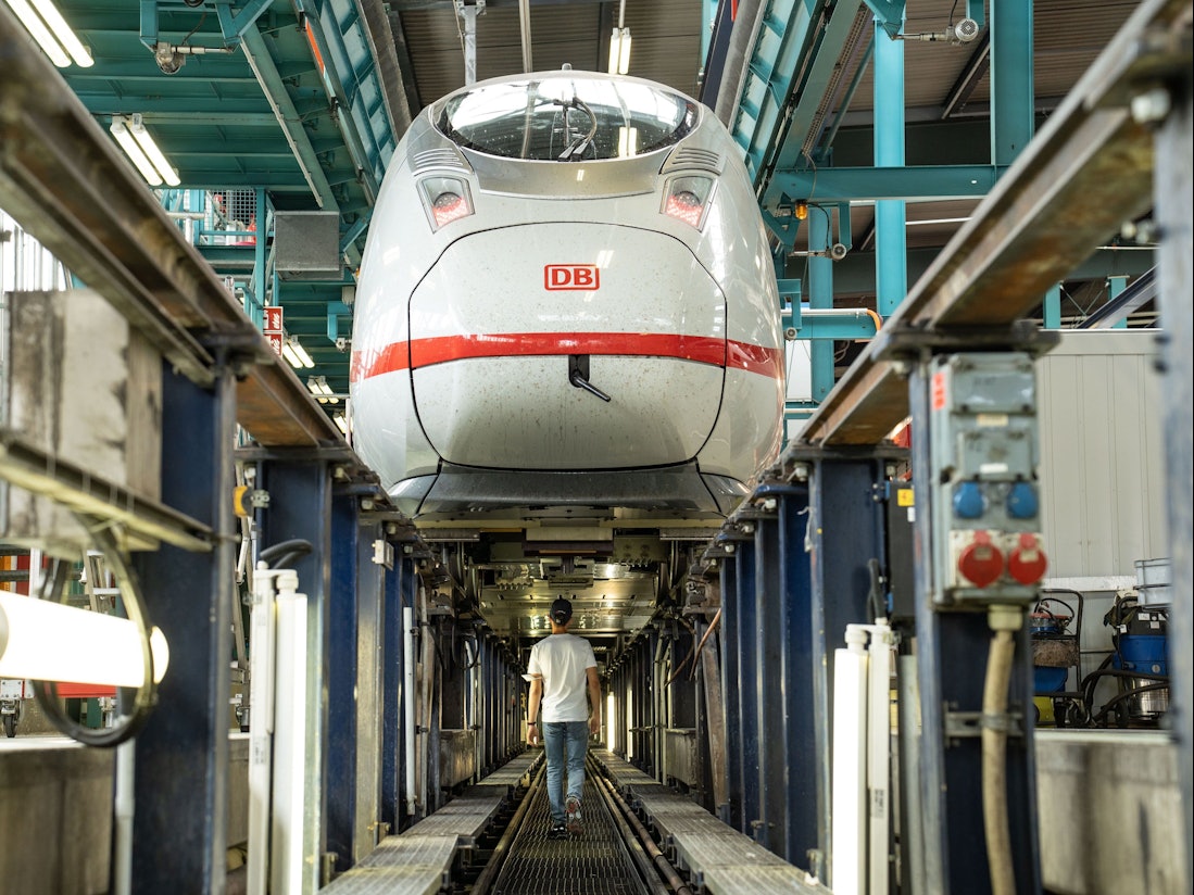 Der ICE 3 Neo steht auf den Schienen in der Werkstatt und kann auch bei Bedarf von unten angeschaut und repariert werden.