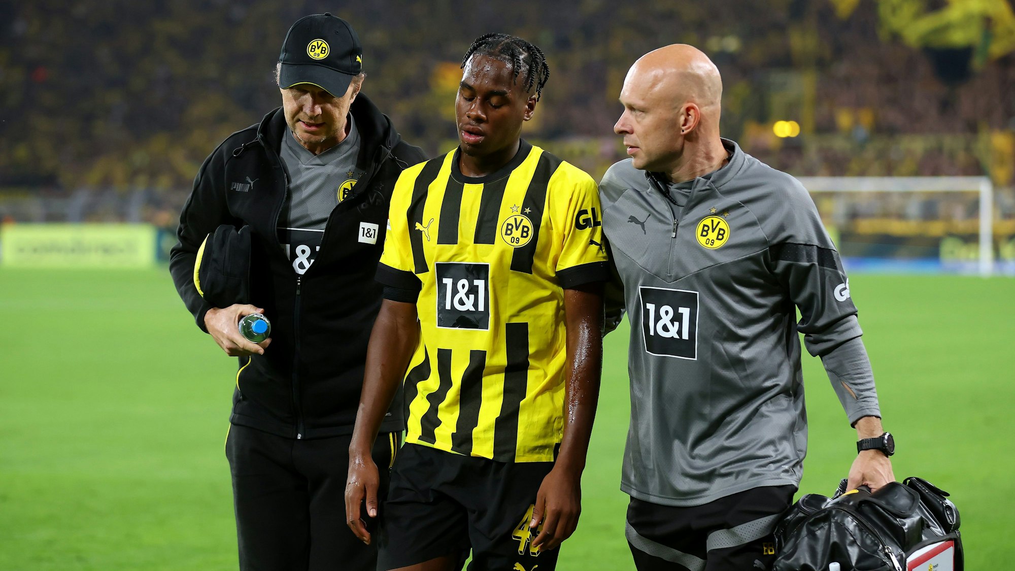 Jamie Jermaine Bynoe-Gittens wird nach seiner Auswechslung von Betreuern gestützt