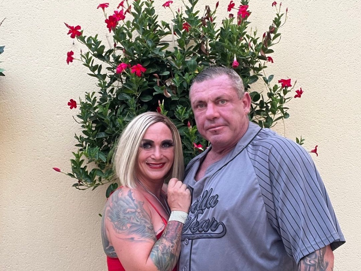 Die Auswanderer Caro und Andreas Robens stehen vor einer Wand und blicken in die Kamera