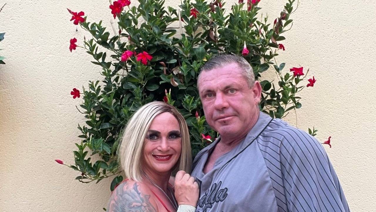 Die Auswanderer Caro und Andreas Robens lächeln in die Kamera.