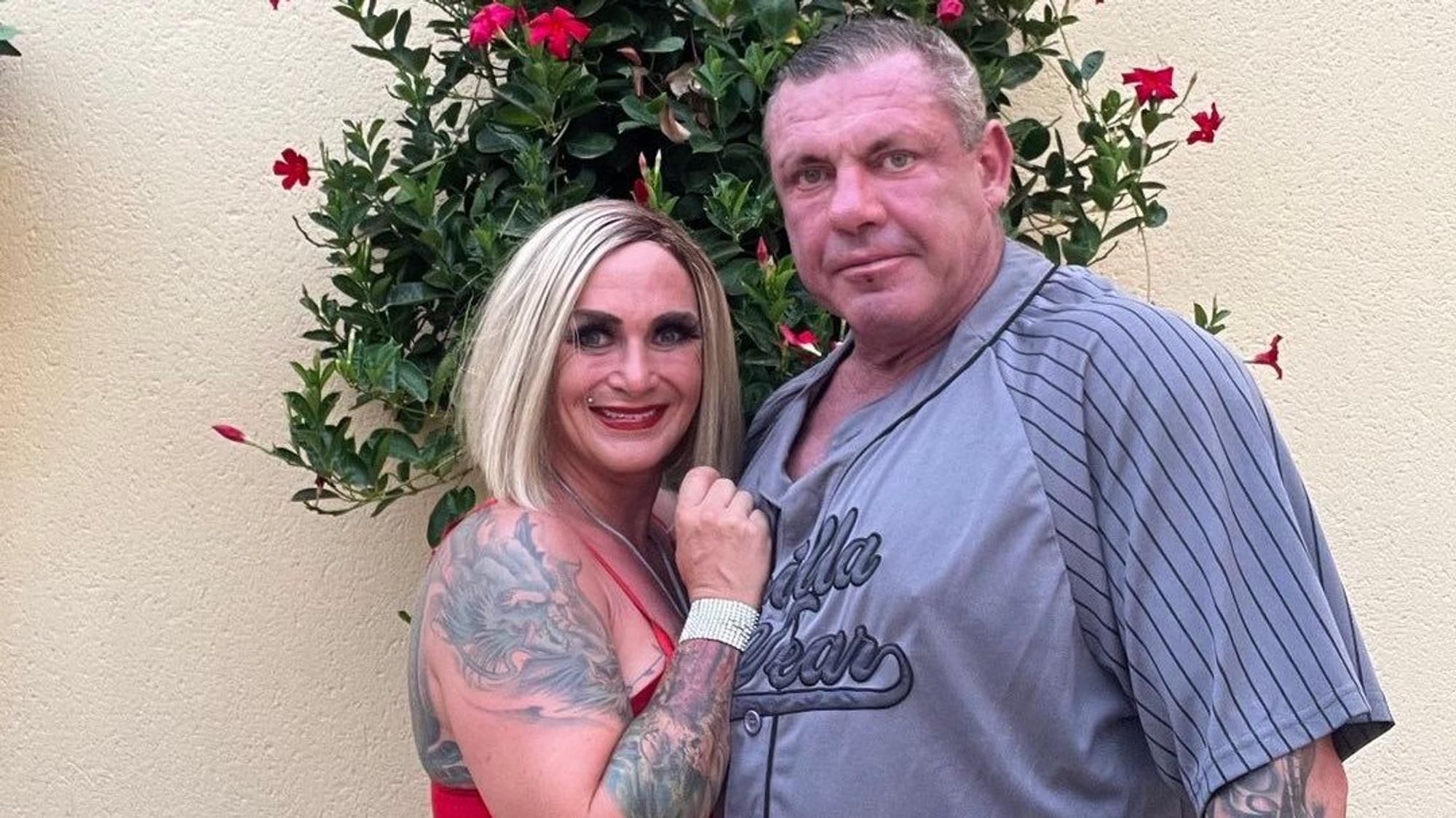 Die Auswanderer Caro und Andreas Robens stehen vor einer Wand und blicken in die Kamera