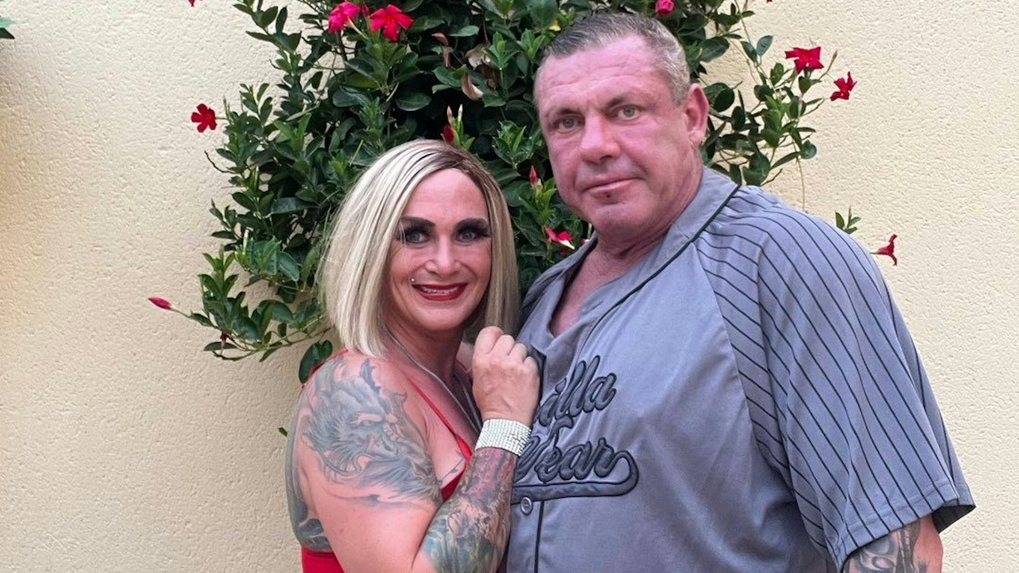 Die Auswanderer Caro und Andreas Robens stehen vor einer Wand und blicken in die Kamera