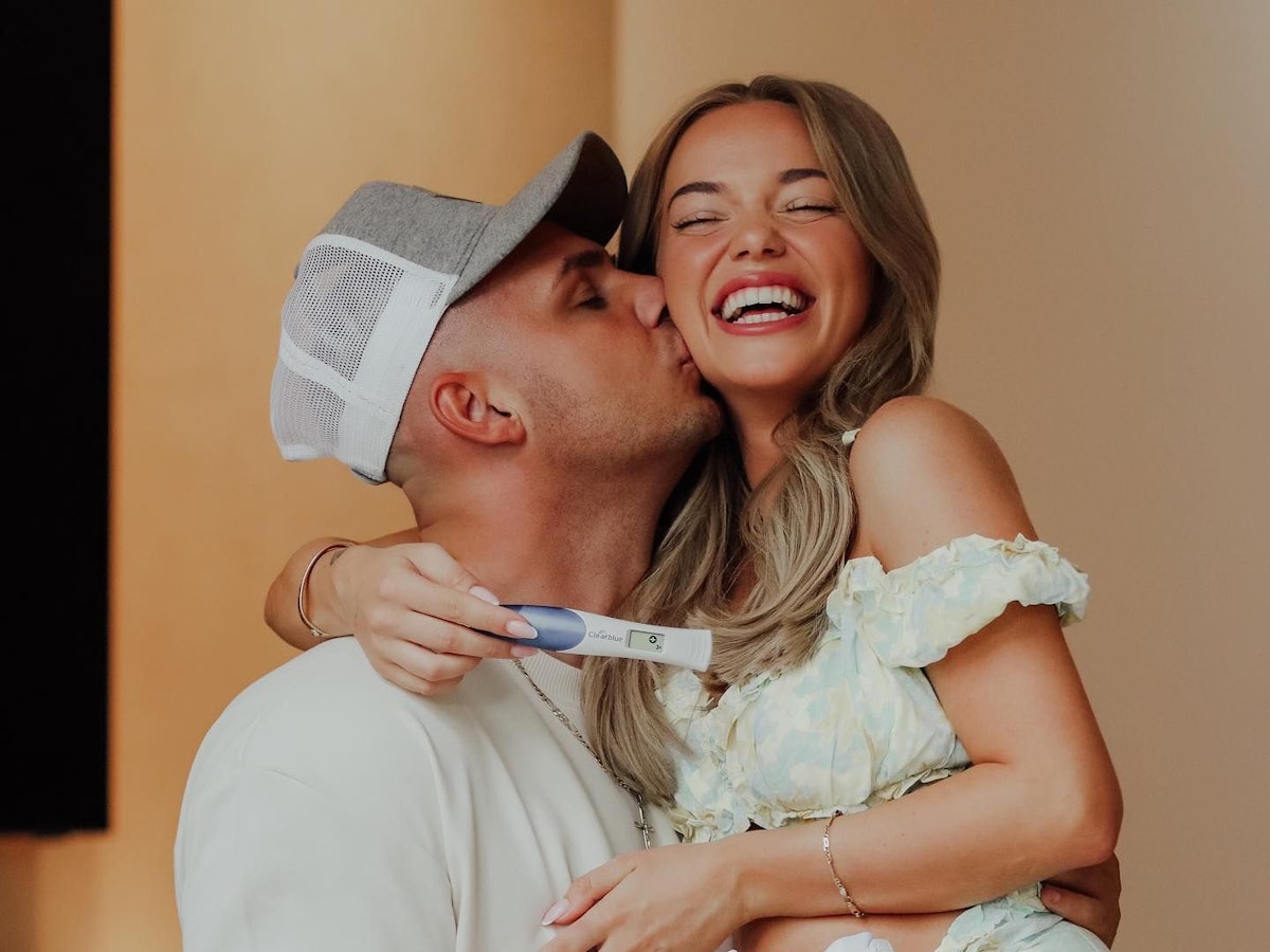 Pietro Lombardi küsst seine Freundin Laura Maria Rypa auf die Wange