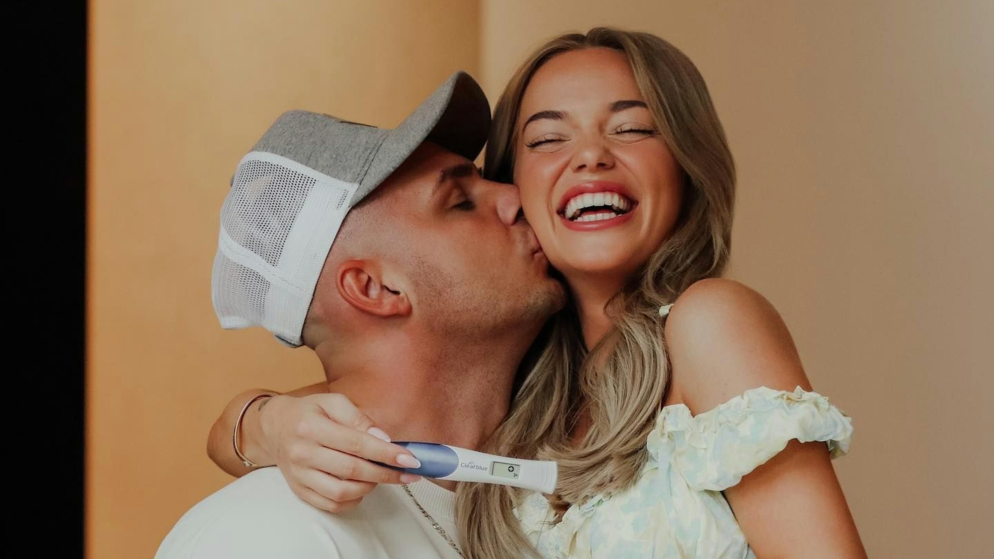 Pietro Lombardi küsst seine Freundin Laura Maria Rypa auf die Wange