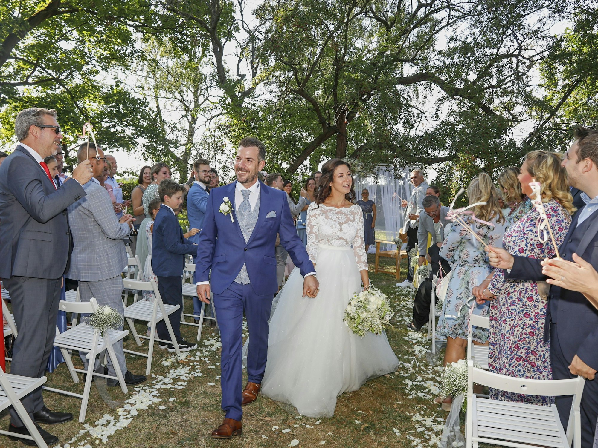 Torben Klein und Nadine Fiegen laufen an der Hochzeitsgesellschaft vorbei.