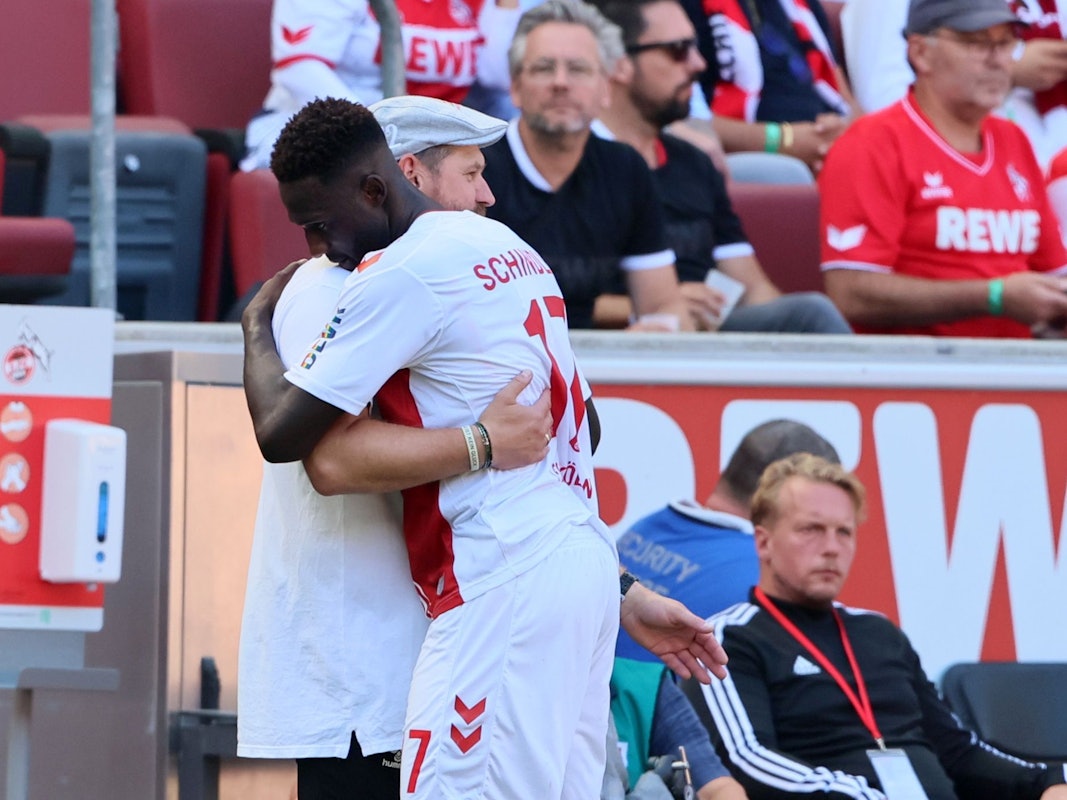 Steffen Baumgart umarmt Kingsley Schindler.