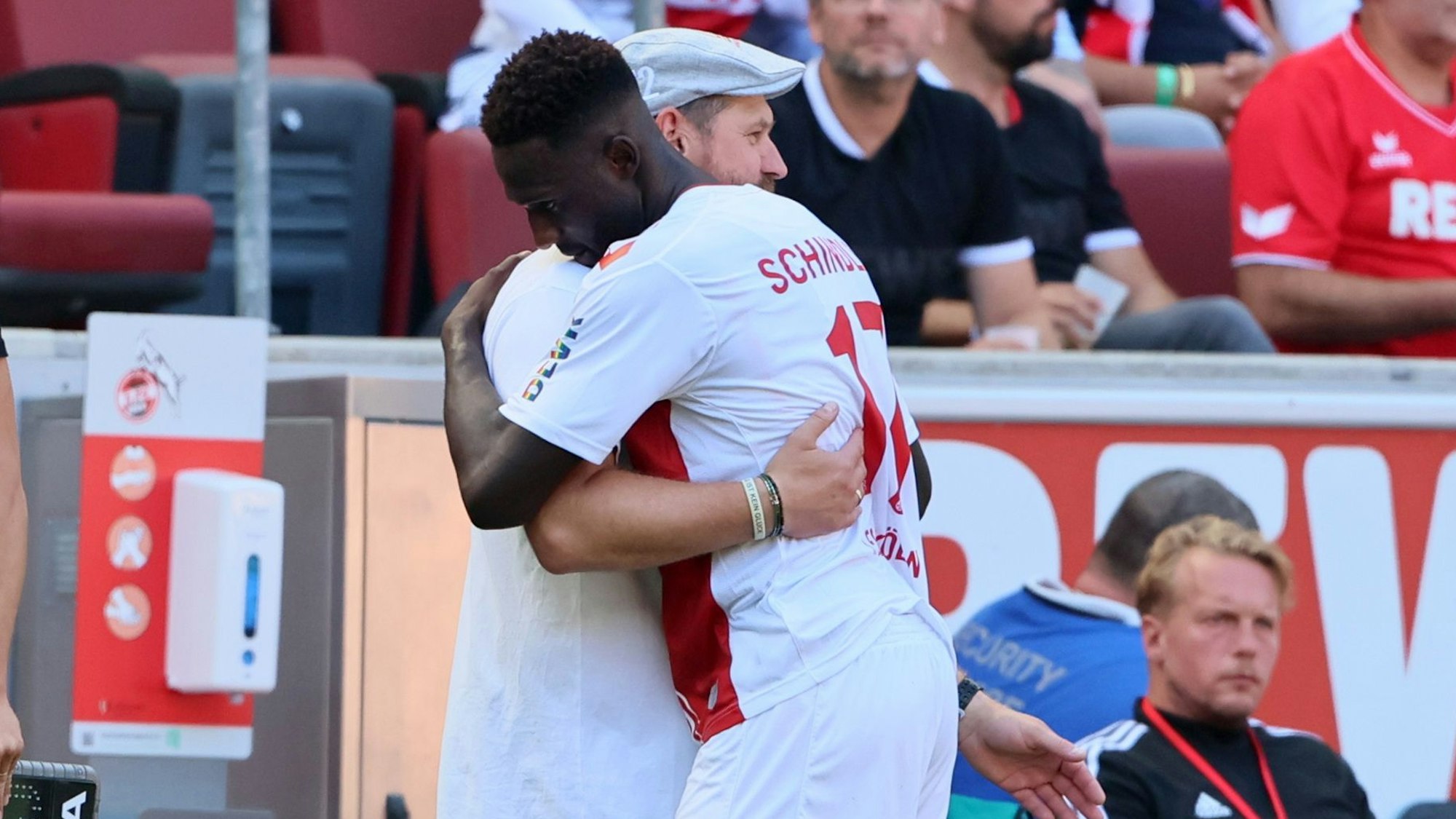Steffen Baumgart umarmt Kingsley Schindler.
