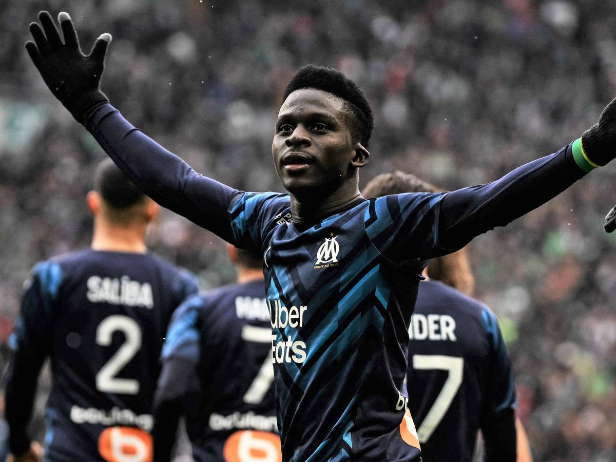 Bamba Dieng jubelt nach einem Tor für Olympique Marseille. Für welchen Klub der Senegalese in der laufenden Saison auf Torejagd geht, ist auch nach einer turbulenten Episode am Deadline Day offen.