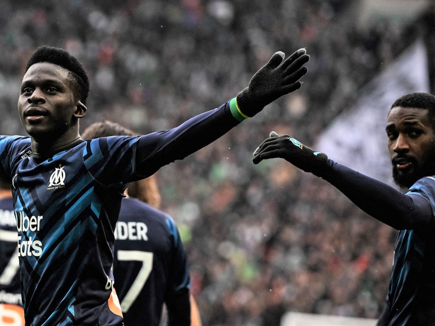 Bamba Dieng jubelt nach einem Tor für Olympique Marseille. Für welchen Klub der Senegalese in der laufenden Saison auf Torejagd geht, ist auch nach einer turbulenten Episode am Deadline Day offen.