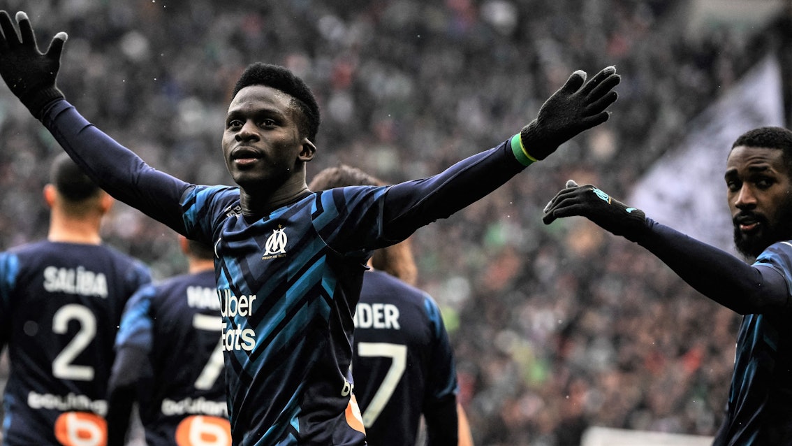 Bamba Dieng jubelt nach einem Tor für Olympique Marseille. Für welchen Klub der Senegalese in der laufenden Saison auf Torejagd geht, ist auch nach einer turbulenten Episode am Deadline Day offen.