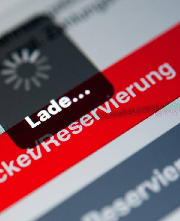 Ein Ladebildschirm ist auf dem Display eines Handy in der Navigator-App der Deutschen Bahn zu sehen.