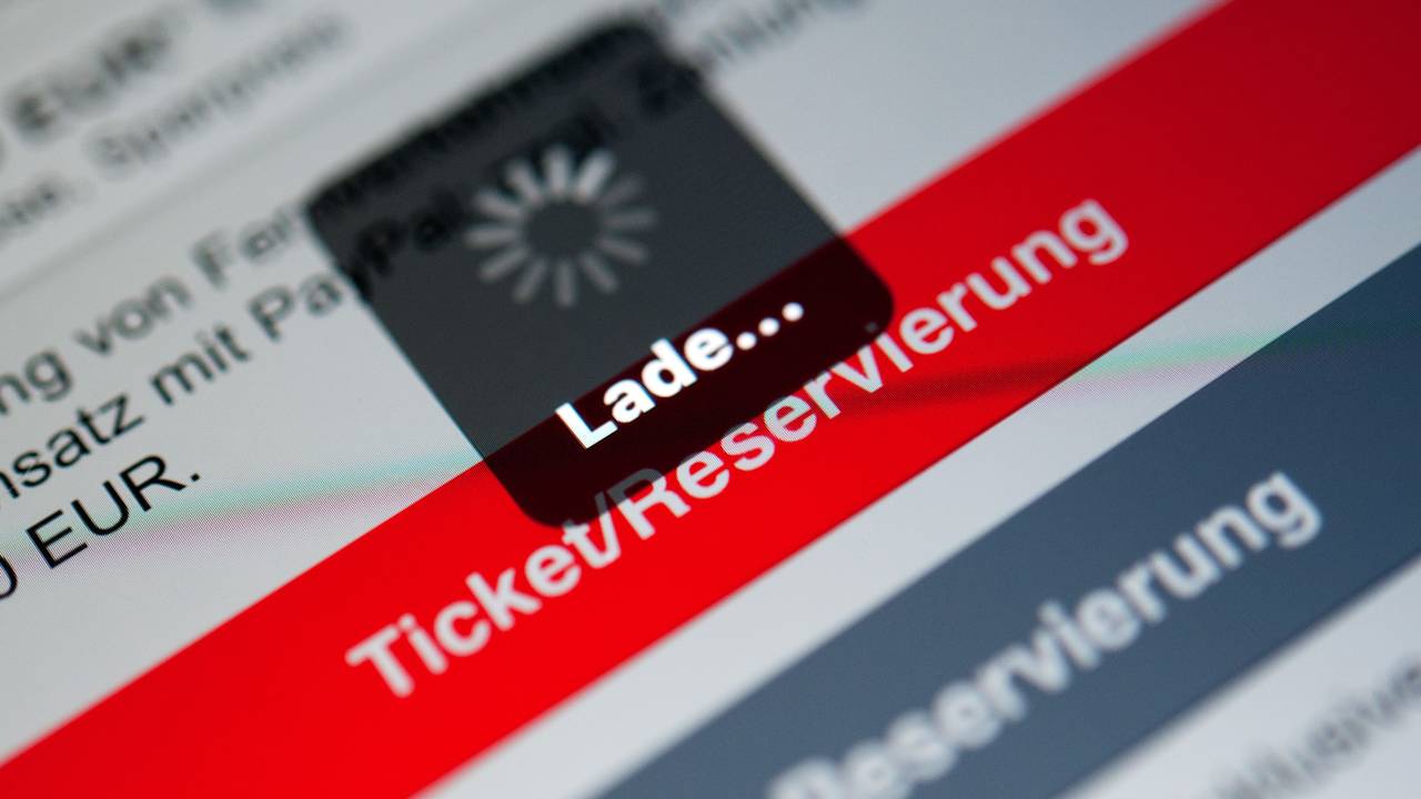 Ein Ladebildschirm ist auf dem Display eines Handy in der Navigator-App der Deutschen Bahn zu sehen.